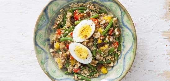 Recept van het Voedingscentrum: Couscous met groente, ei en noten