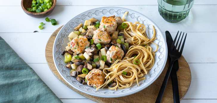 Recept van het Voedingscentrum: Zalmballetjes met knolselderij-stoof en noedels