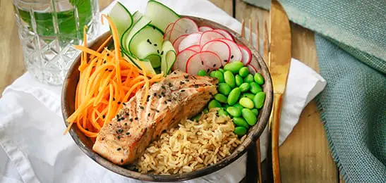 Recept van het Voedingscentrum: Pokébowl met zalm