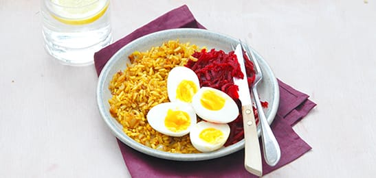 Recept van het Voedingscentrum: Kerrierijst met ei en rode biet