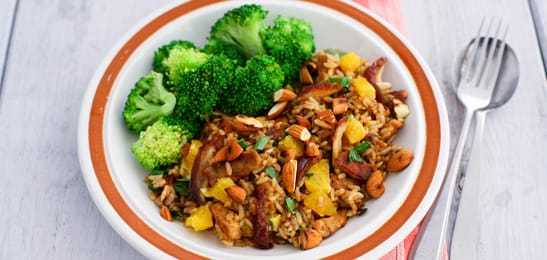 Recept van het Voedingscentrum: Pilav met dadels, vleesreepjes en broccoli