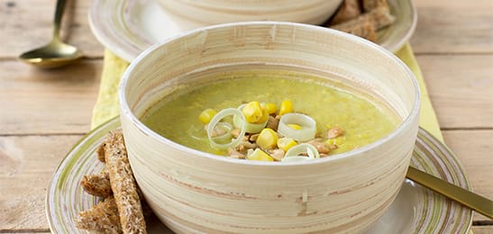 Recept van het Voedingscentrum: Corn chowder met pittige broodrepen en pinda's