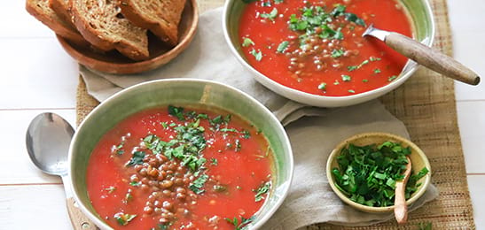 Recept van het Voedingscentrum: Paprika-tomatensoep met linzen