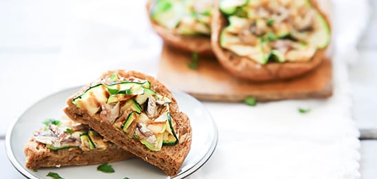 Recept van het Voedingscentrum: Brood met courgette en gerookte sprotjes