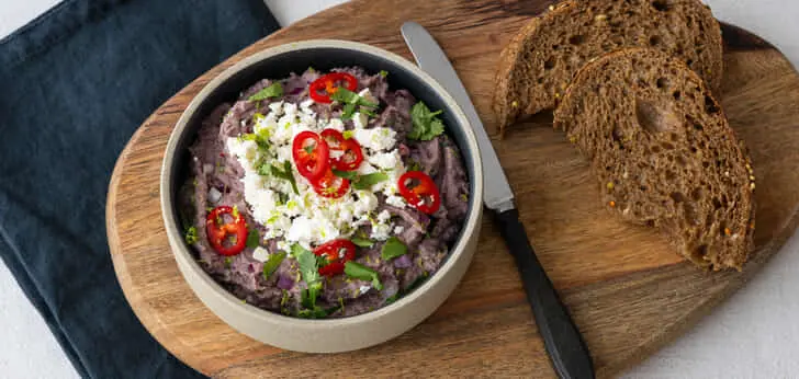 Recept van het Voedingscentrum: Spicy zwarte bonenspread