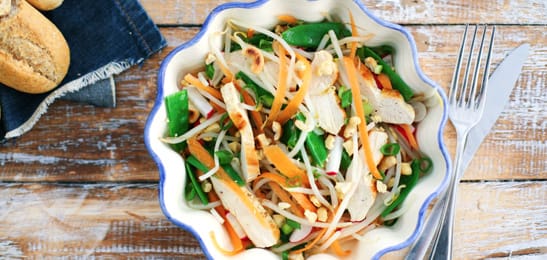 Recept van het Voedingscentrum: Kruidige rauwkostsalade met kip