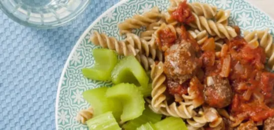 Recept van het Voedingscentrum: Pasta met Italiaanse balletjes