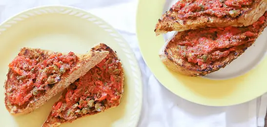 Recept van het Voedingscentrum: Toast met paprikaspread