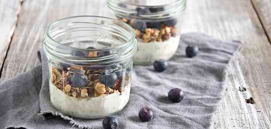 Recept van het Voedingscentrum: Yoghurt met muesli en blauwe bessen