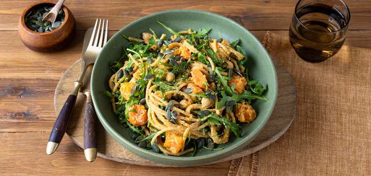 Recept van het Voedingscentrum: Tagliatelle met pompoen, kikkererwten en rucola