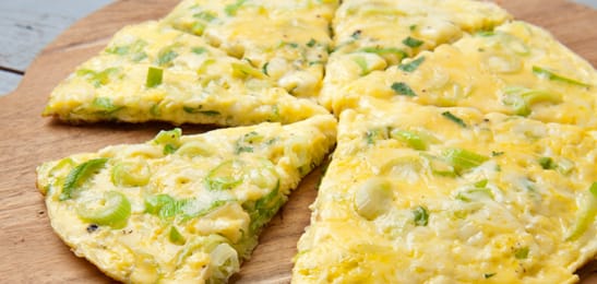 Recept van het Voedingscentrum: Omelet met bosuitjes en kaas