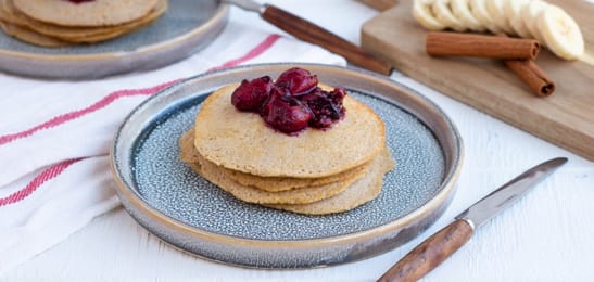 Recept van het Voedingscentrum: Banaanpannenkoekjes met rood fruit