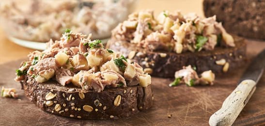 Recept van het Voedingscentrum: Brood met appel-tonijnsalade