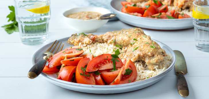 Recept van het Voedingscentrum: Kip in amandelsaus met rijst en tomatensalade