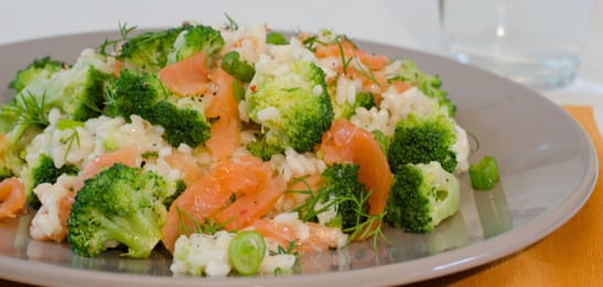 Recept van het Voedingscentrum: Rijst met gerookte zalm en broccoli