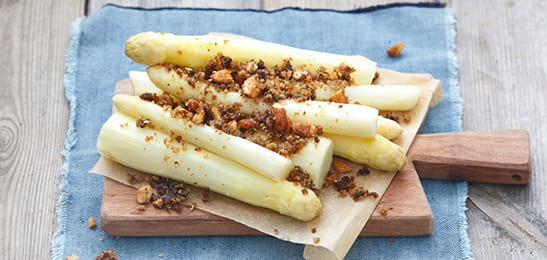 Recept van het Voedingscentrum: Asperges met amandelkruimels