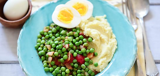 Recept van het Voedingscentrum: Doperwten-tomatenmix met aardappelpuree en ei