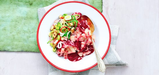 Recept van het Voedingscentrum: Rode bietenstamppot met pittige topping