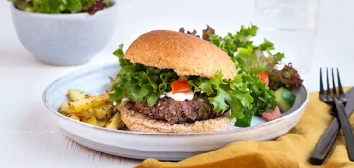 Recept van het Voedingscentrum: Vega burger met friet