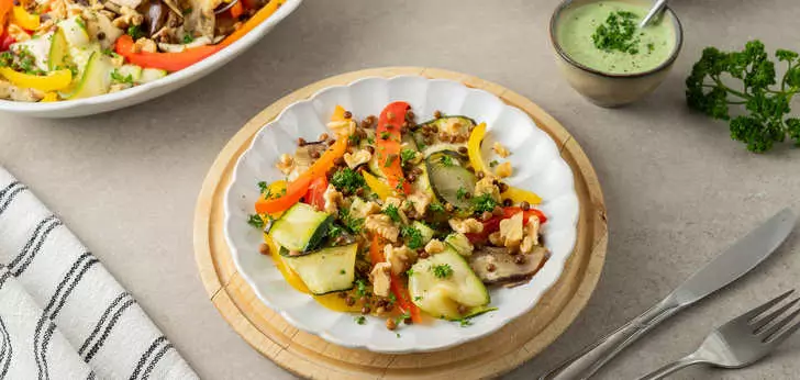 Recept van het Voedingscentrum: Geroosterde groente met peterseliesaus, linzen en noten