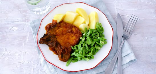 Recept van het Voedingscentrum: Ribkarbonade met rode uiensaus