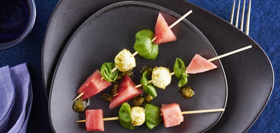 Recept van het Voedingscentrum: Mini brochettes met meloen en gemarineerde mozzarella