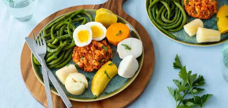Recept van het Voedingscentrum: Kabeljauw in tomatensaus met aardvruchten, kousenband en bakbanaan