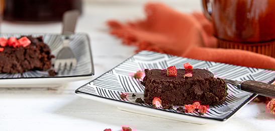 Recept van het Voedingscentrum: Zwarte bonen brownie met aardbeien