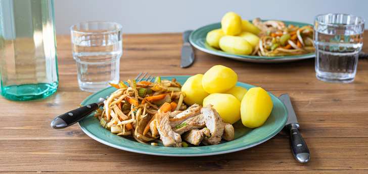 Recept van het Voedingscentrum: Zoetzure salade met aardappelen en varkensvlees