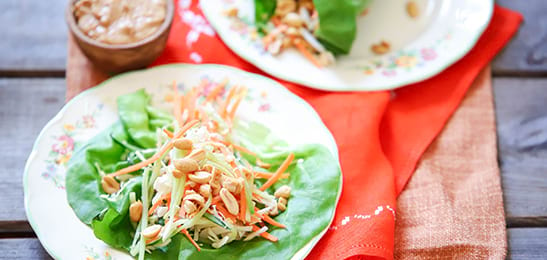 Recept van het Voedingscentrum: Thaise salade met pindadressing