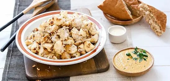 Recept van het Voedingscentrum: Bloemkool met tahin en brood