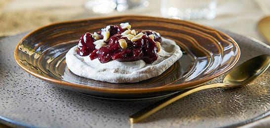 Recept van het Voedingscentrum: Meringue met kersensaus