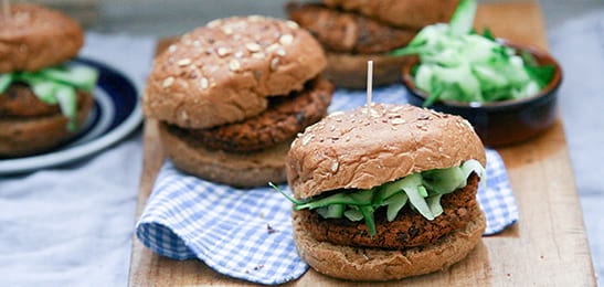 Recept van het Voedingscentrum: Pittige bonenburgers met frisse komkommersalade