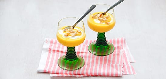 Recept van het Voedingscentrum: Mangopuree met yoghurt en hazelnoten