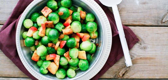 Recept van het Voedingscentrum: Spruitjes met appel en rozijnen